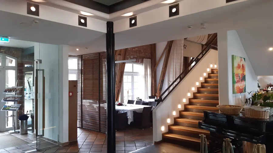 Holztreppe mit in die Wange integrierter Stufenbeleuchtung