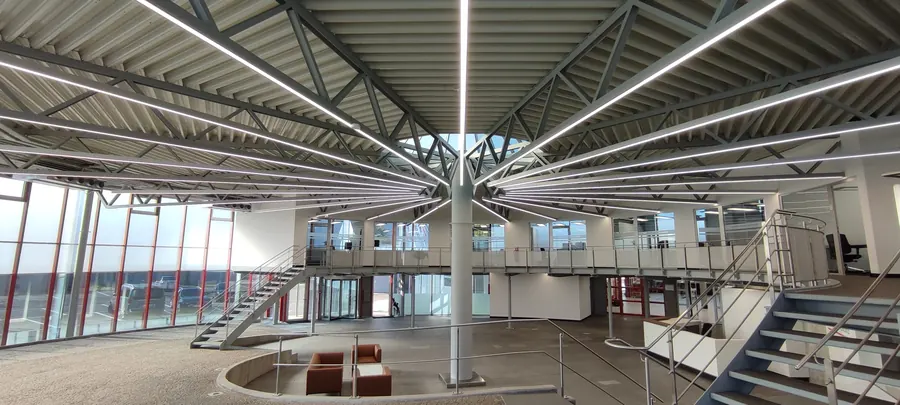 Rundes Foyer mit sternförmig angeordneten Lichtlinien in der Dachkonstruktion
