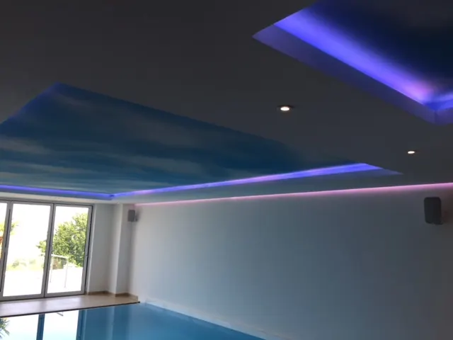 Deckenvoute mit blauem Farbverlauf über einem Schwimmbad