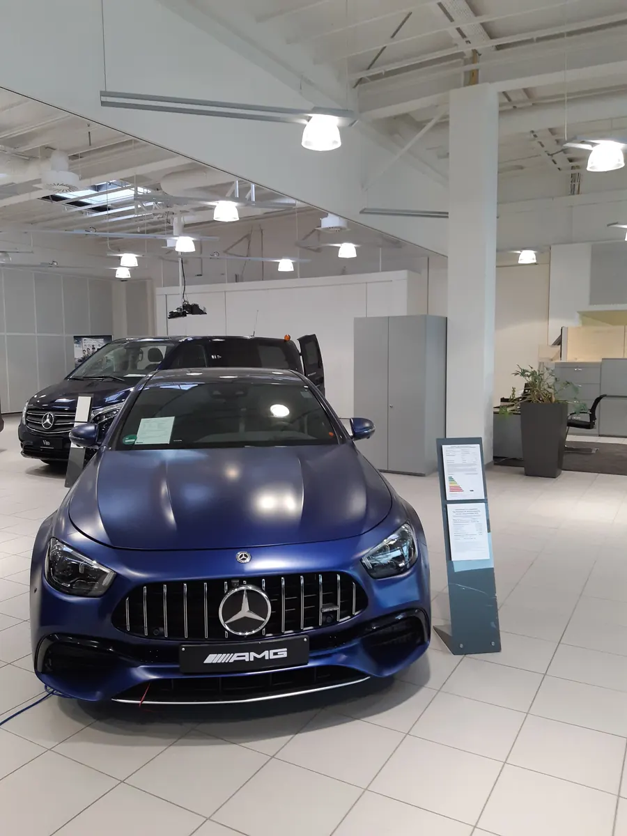Sportwagen im Showroom unter Deckenstrahlern