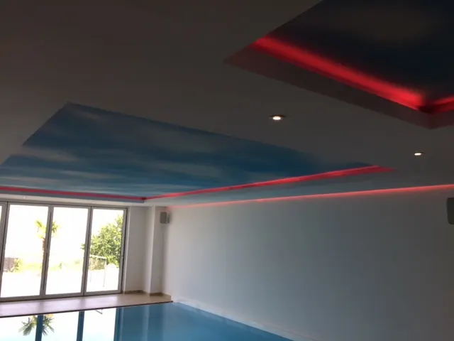 Privates Schwimmbad mit roter Lichtvoute an der Decke