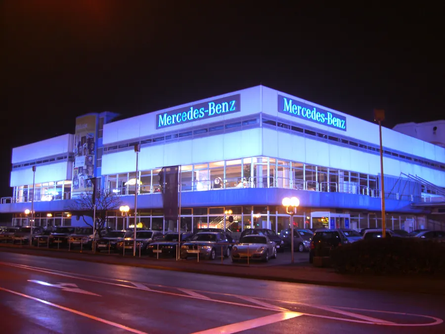 Autohausfassade bei Nacht in Blau angestrahlt