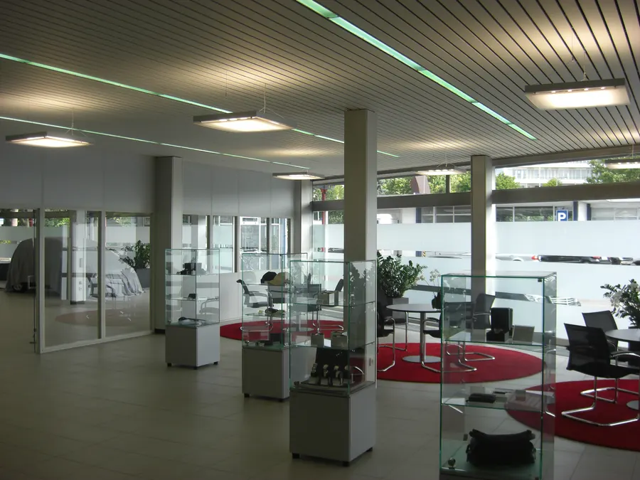 Ausstellungsfläche mit durchlaufenden Lichtlinien an der Decke
